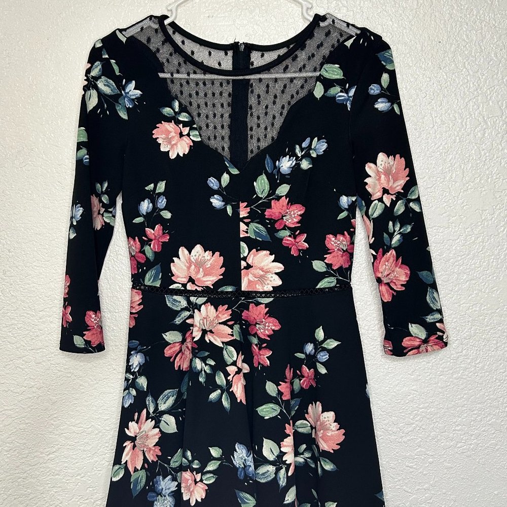 Black quart sleeve flower dress with a lace chest and back knee-length
